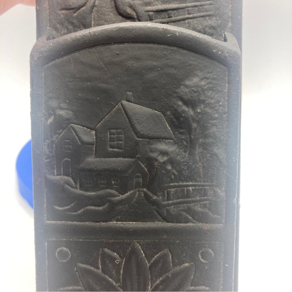 Vintage Cast Iron Wall Pocket Flower Farm Decor Cottage Pen Holder Daisy - Picture 3 of 8